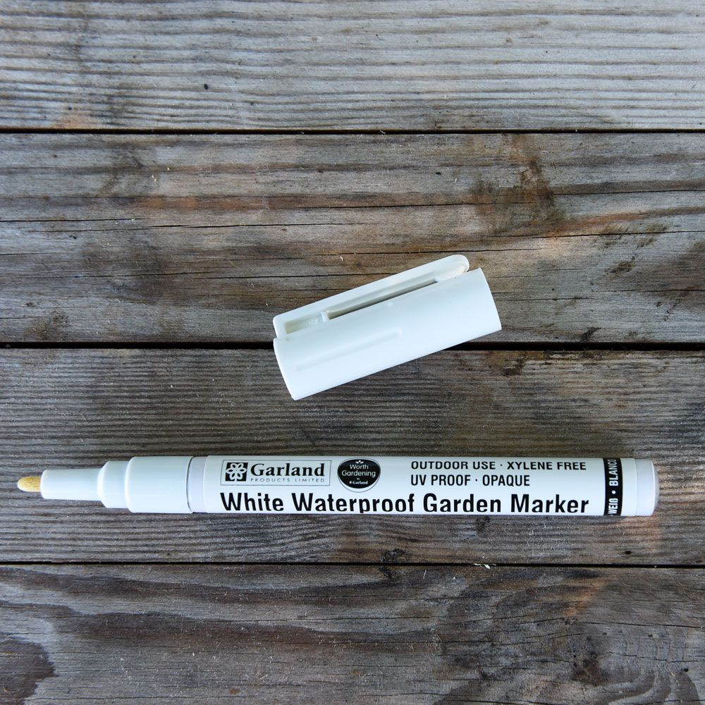 Märkpenna vit. Permanent märkpenna lämplig för plast, trä, gummi och metall.