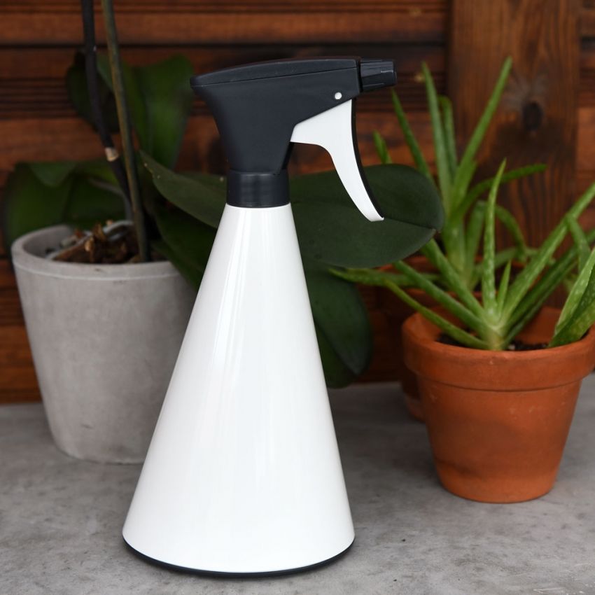 Blomspruta Loft Vit, högglanspolerad vattenspruta i plast.