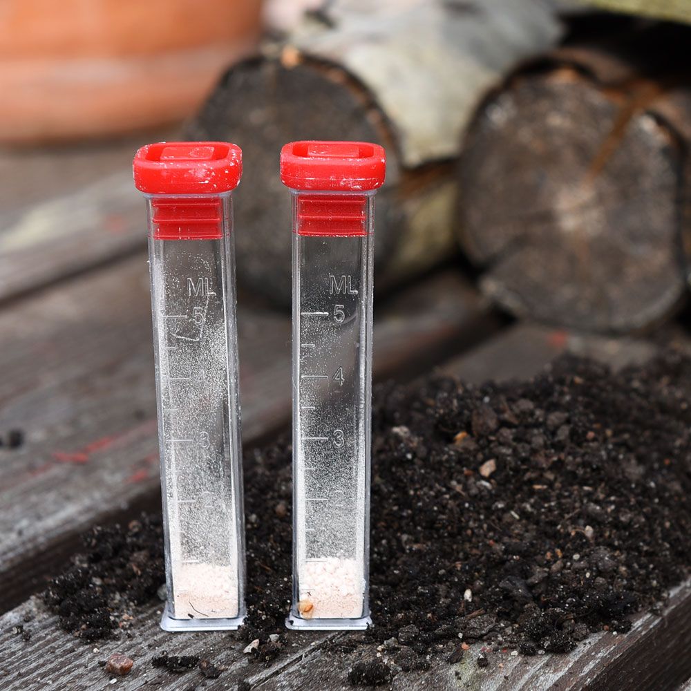 pH-test för jord, testar jordens surhetsgrad innan sådd.
