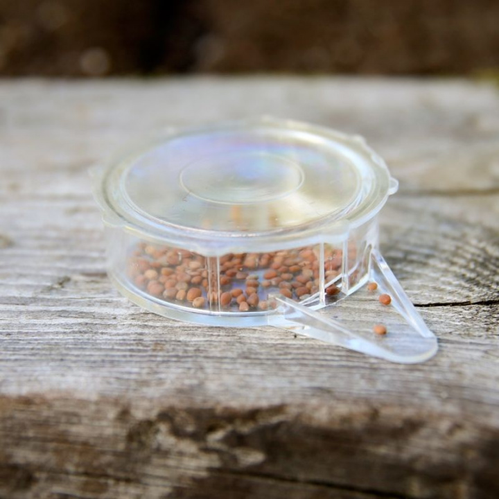  Sådosa av genomskinlig plast för enkel dosering av fröer vid sådd. 