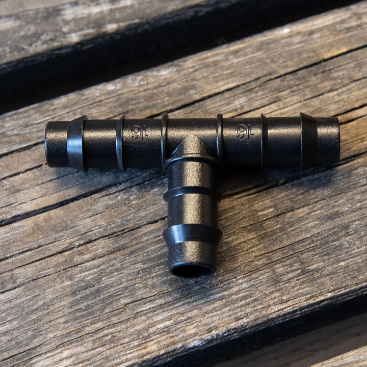 T-koppling 13 mm, T-koppling till 13 mm slang. Används för att förgrena huvudslangen till bevattningssystemet.