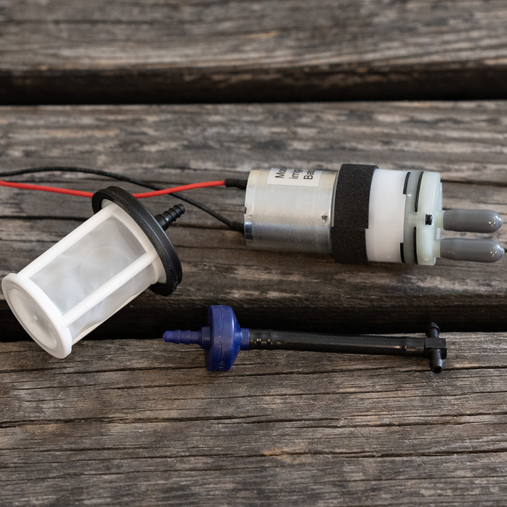 Utbyggnadspump till C18Q och C36Q, Med en sekundär pump kan du tillsätta flytande näring direkt i befintlig bevattningsslinga eller utöka din enhet med en extra bevattningsslinga.