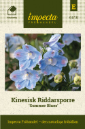 Kinesisk Riddarsporre 'Summer Blues', himmelsblå, enkla blommor i toppställda samlingar över bladverket. Rikblommande.